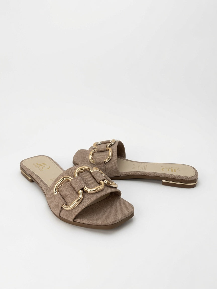 Sandalias Planas JLO con Hebilla Dorada - Color Beige