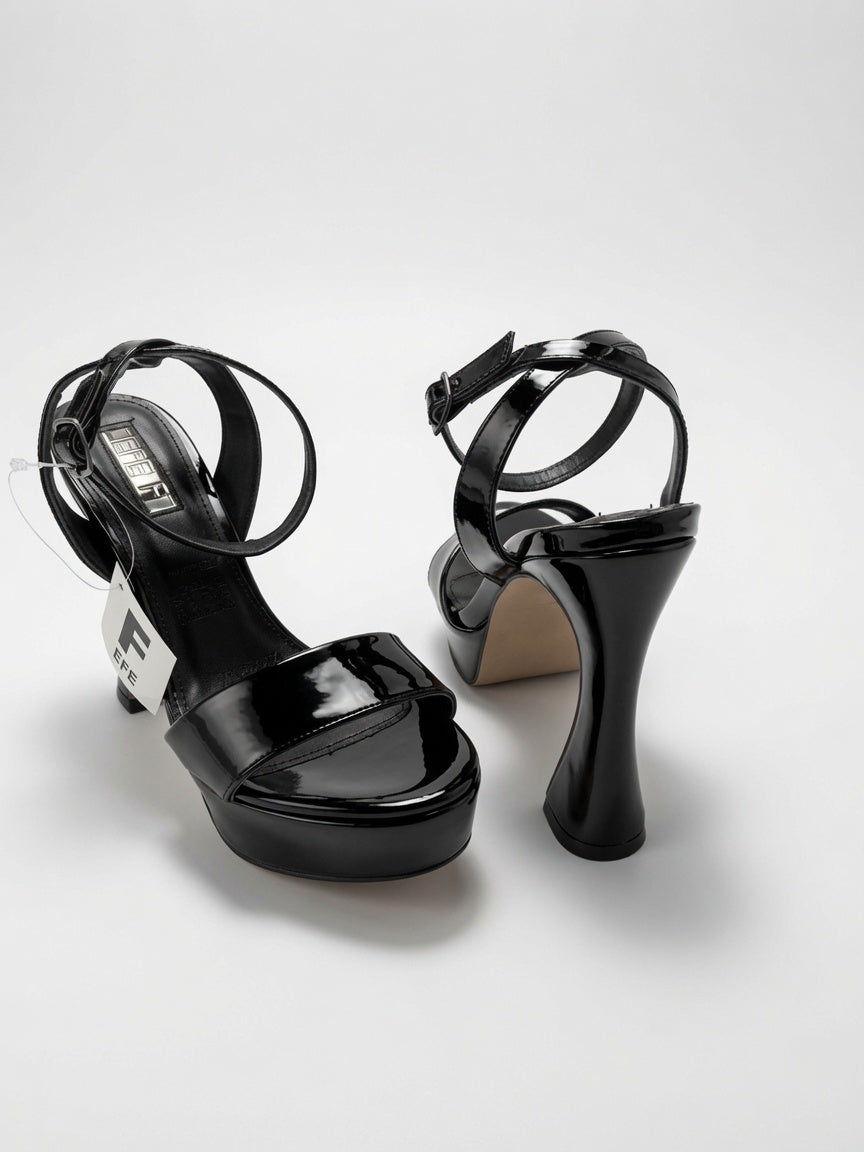 Zapatilla de Plataforma Negra en Charol con Tacón Ancho