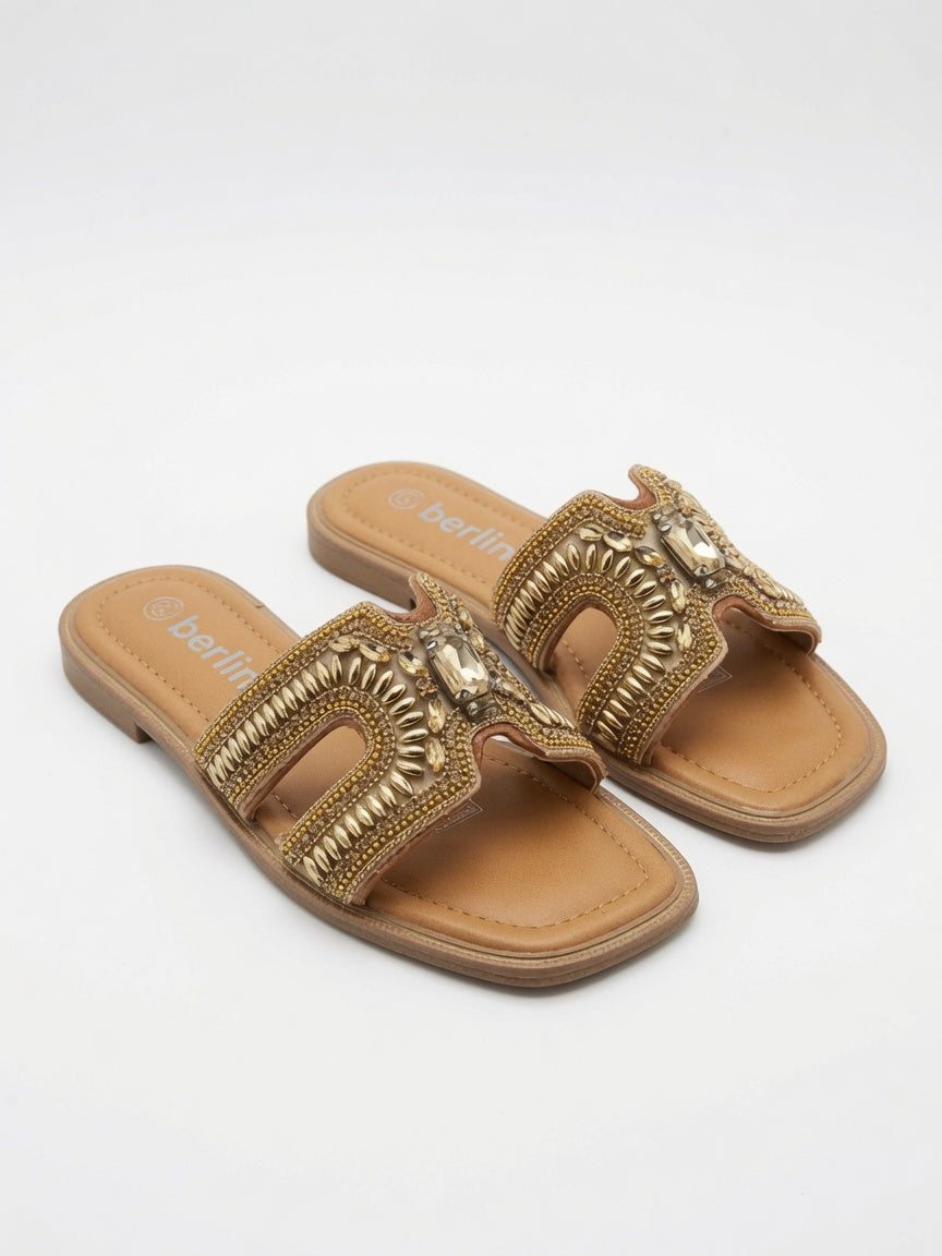 Sandalias Planas con Pedrería y Detalles Dorados Berlin