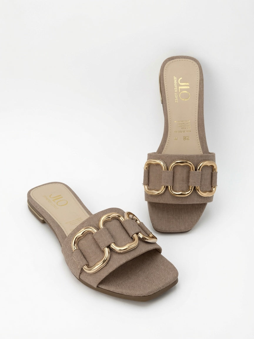 Sandalias Planas JLO con Hebilla Dorada - Color Beige