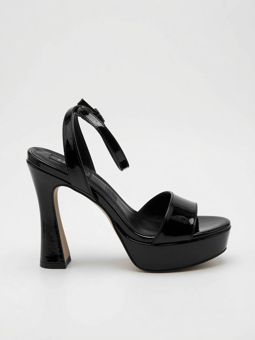 Zapatilla de Plataforma Negra en Charol con Tacón Ancho