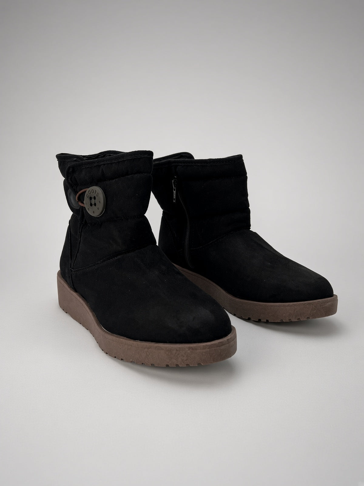 Botin Térmico de Gamuza Negra con Botón Lateral para Dama