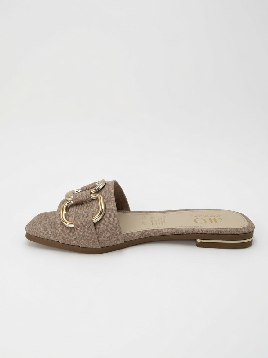 Sandalias Planas JLO con Hebilla Dorada - Color Beige