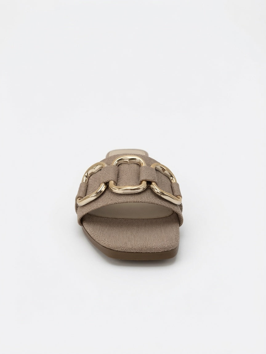 Sandalias Planas JLO con Hebilla Dorada - Color Beige
