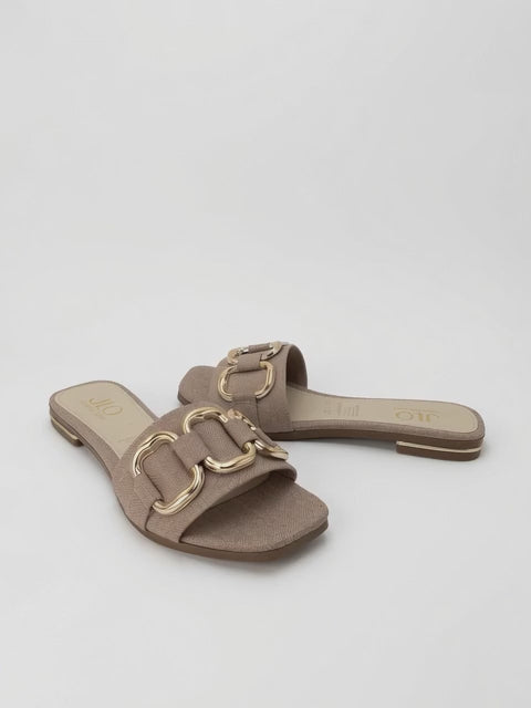 Sandalias Planas JLO con Hebilla Dorada - Color Beige