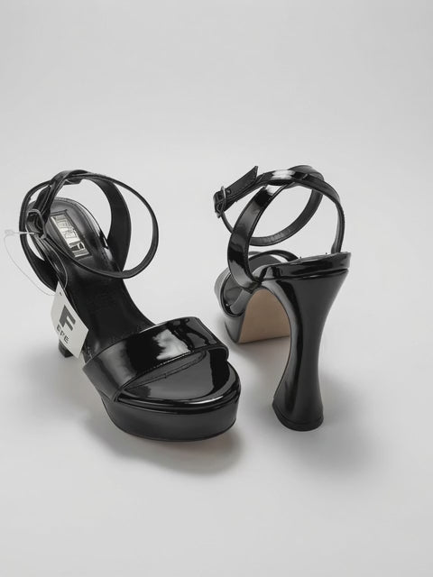Zapatilla de Plataforma Negra en Charol con Tacón Ancho